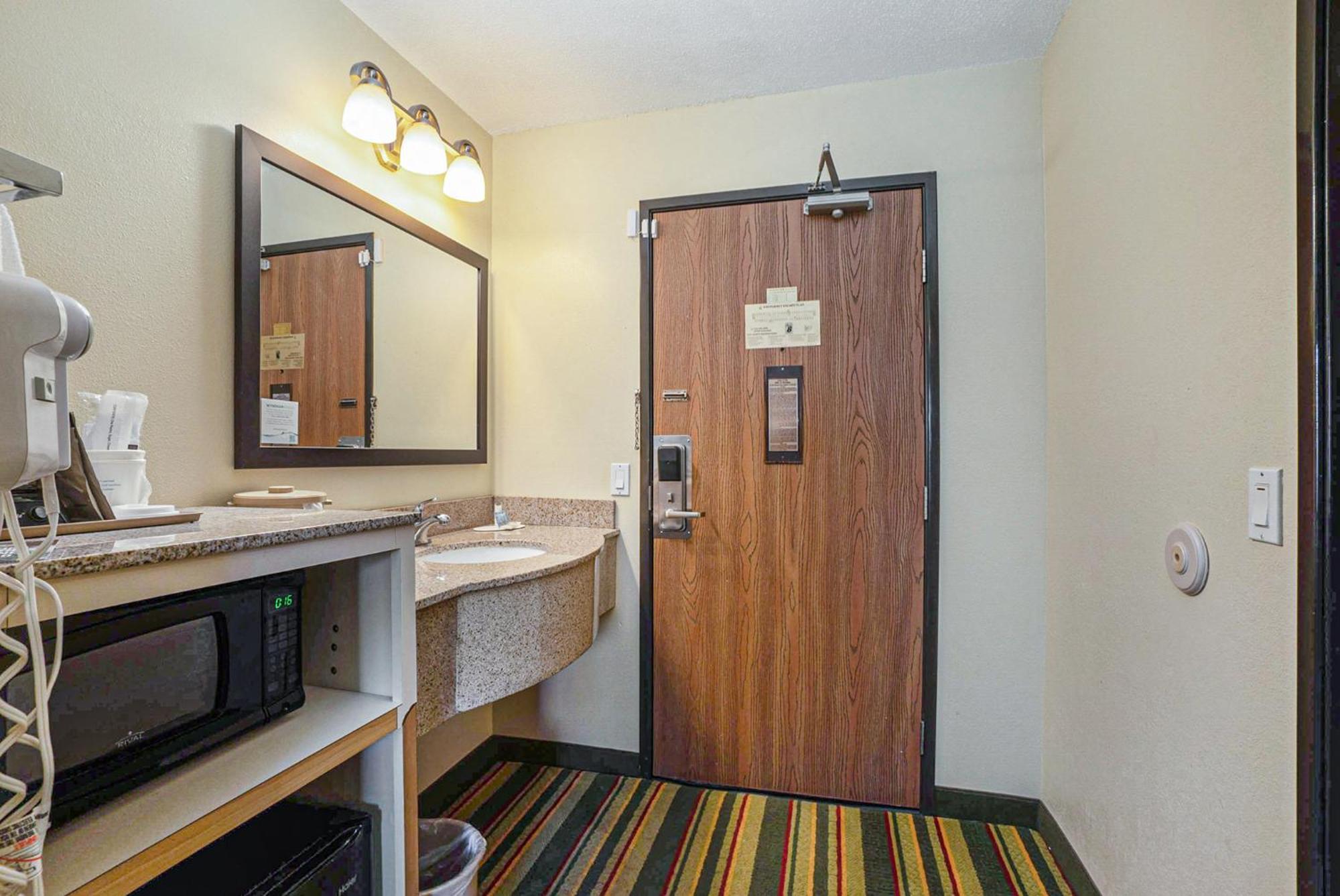 Super 8 By Wyndham Mt. Pleasant Hotell Mount Pleasant Eksteriør bilde
